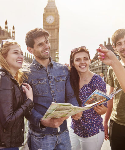 Group of friends against the Big Ben