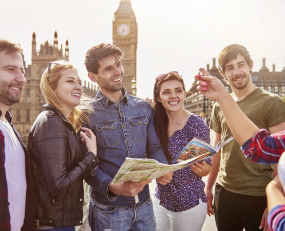 Group of friends against the Big Ben