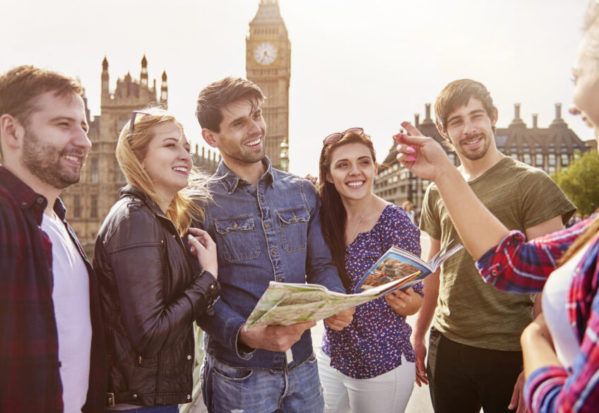 Group of friends against the Big Ben